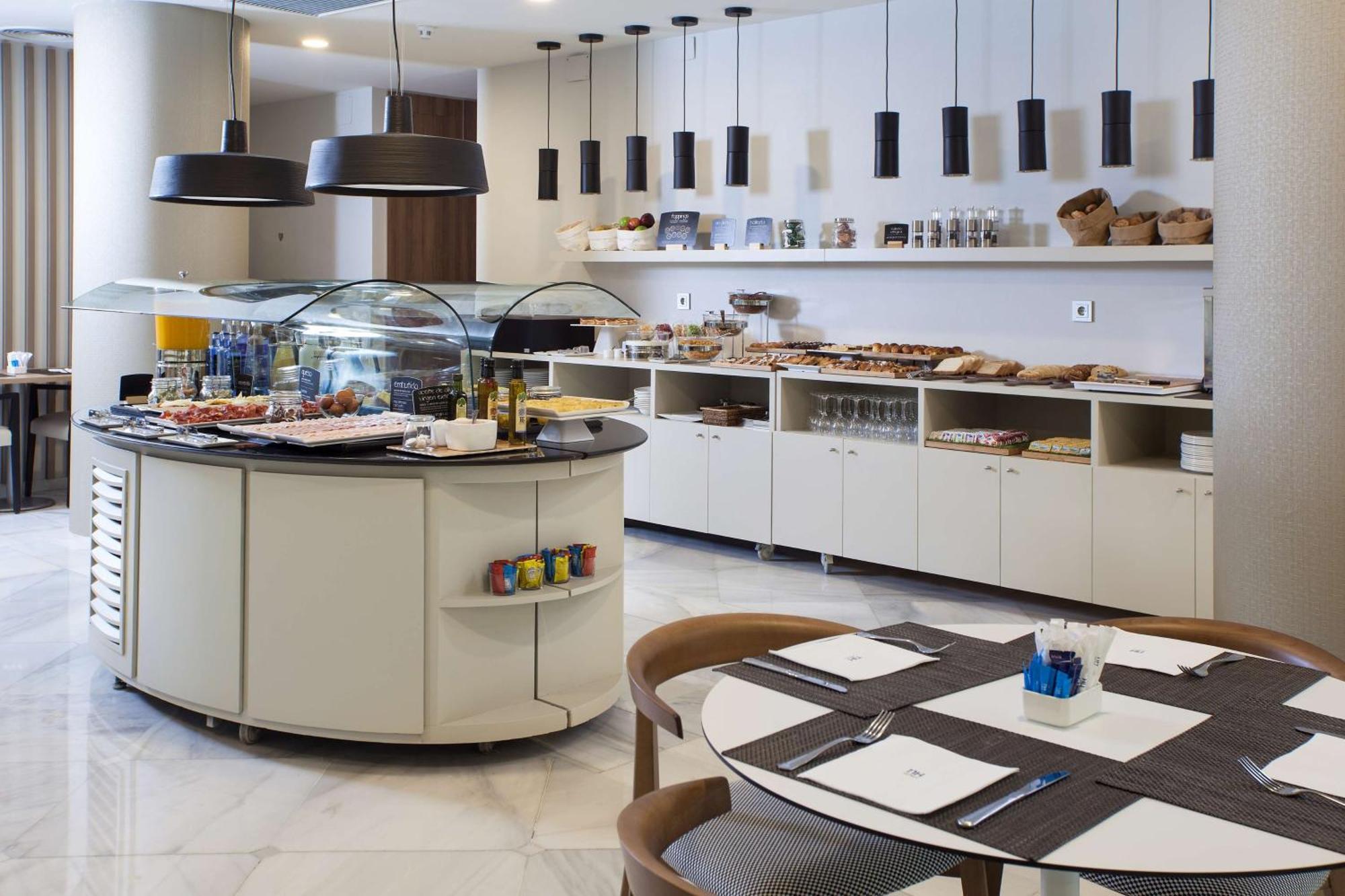 Nh Barajas Airport Hotel Madrid Luaran gambar